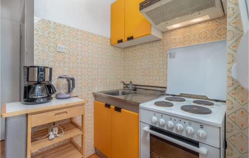 Beautiful Apartment In Dramalj With Wifi