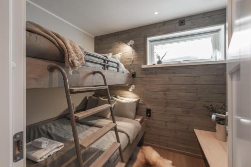 Cette chambre dispose de lits superposés et d'une fenêtre. dans l'établissement Fjällparadiset Lindvallen, à Sälen
