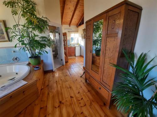 bagno con lavandino e pavimento in legno di Ha'Seuda Ha'Achrona Suites ad Amirim