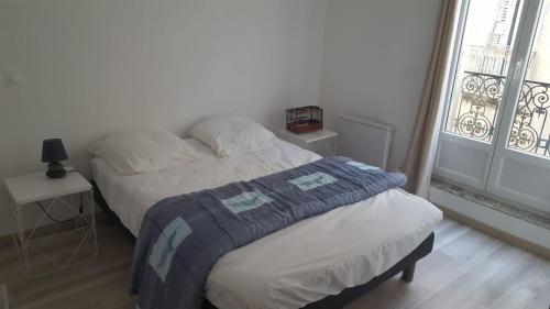 Una cama o camas en una habitación de SAMIA APPARTEMENT