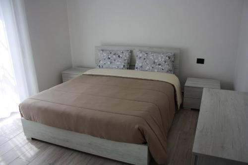 1 dormitorio con 1 cama grande y 1 mesa en [Stazione] - Casa privata con veranda, en Romano di Lombardia