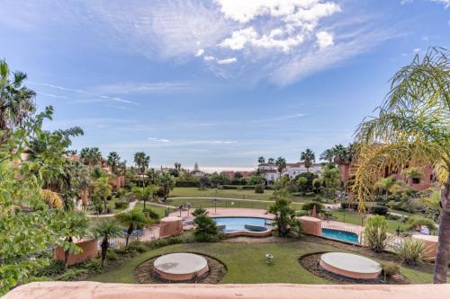- une vue aérienne sur un complexe avec une piscine et des palmiers dans l'établissement Frontal Sea Views Sotoserena, à Estepona