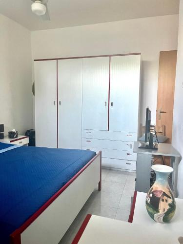 a bedroom with a bed and a desk with a computer at Casa Vacanza da LUCIA&PINA in Piraino