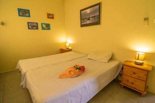 sypialnia z 2 łóżkami i 2 lampami oraz torbą na łóżku w obiekcie 28 Casa Ruby w mieście Kralendijk
