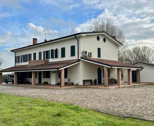 Case GhisioloにあるVilla Rita - Rooms&Artの黒窓付きの大きな白い家