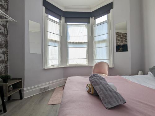 a bedroom with a bed with a pink blanket on it at Budget 1 Bedroom Flat Inner-City Value in Cardiff