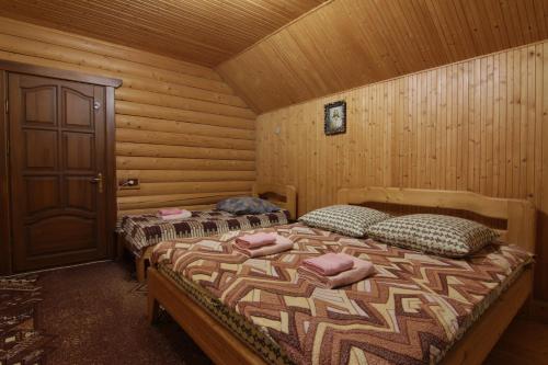 1 Schlafzimmer mit 2 Betten in einer Hütte in der Unterkunft Котедж,,Гуцульське Рандеву'' in Iltsi