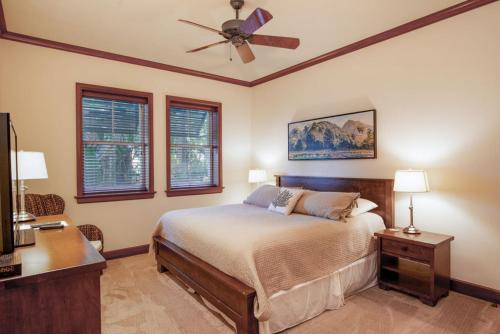 - une chambre avec un lit et un ventilateur de plafond dans l'établissement Kolea Kai 16D, à Waikoloa
