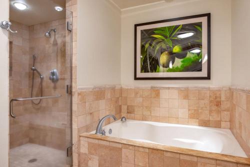 La salle de bains est pourvue d'une baignoire et d'une douche. dans l'établissement Kolea Kai 16D, à Waikoloa