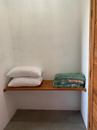um quarto com uma prateleira de madeira com duas almofadas em Pousada Recanto Mandalah em Cunha