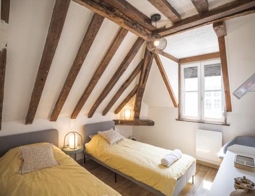 - 2 lits dans une chambre dotée de poutres en bois dans l'établissement Le Rooftop - vue Cathédrale - Climatisation, à Troyes