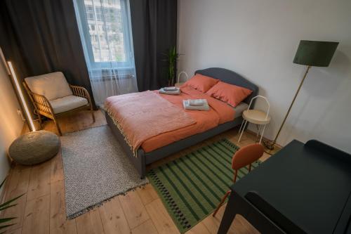 niewielka sypialnia z łóżkiem i krzesłem w obiekcie Lemon Market rooms w Zagrzebiu
