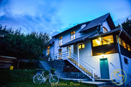a bike parked in front of a house at Golden Deevi in Sălişte