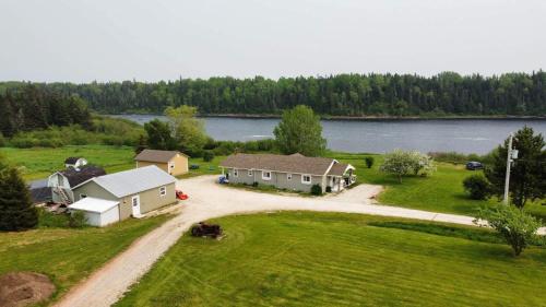 una vista aérea de una casa con un lago en Cache Rapids Vacation Rental en Reidville