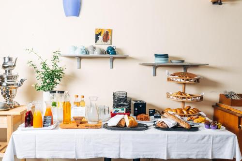 Makanan di atau berdekatan rumah tamu ini