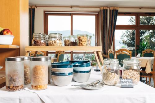 Makanan di atau berdekatan rumah tamu ini