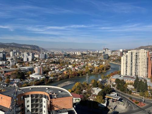 トビリシにあるRiver Viewの川と建物のある街の景色