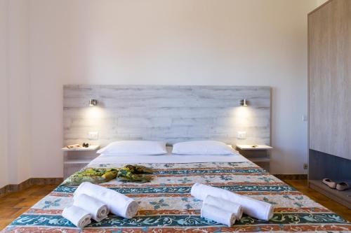 San NicolòにあるResidence Limonetoのベッドルーム1室(大型ベッド1台、タオル付)