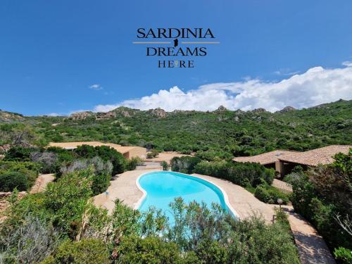 - Vistas a la piscina de un complejo en Villa Flavia con piscina en Costa Paradiso