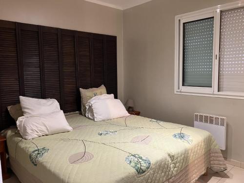 - une chambre avec un lit avec deux oreillers et une fenêtre dans l'établissement Cavone 1, à Castellare-di-Casinca