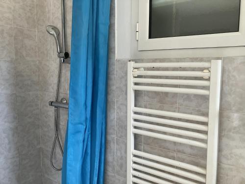 een douche met een blauw douchegordijn in de badkamer bij Cavone 1 in Castellare-di-Casinca