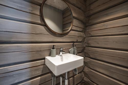 a bathroom with a sink and a mirror at Fjällparadiset Lindvallen in Sälen