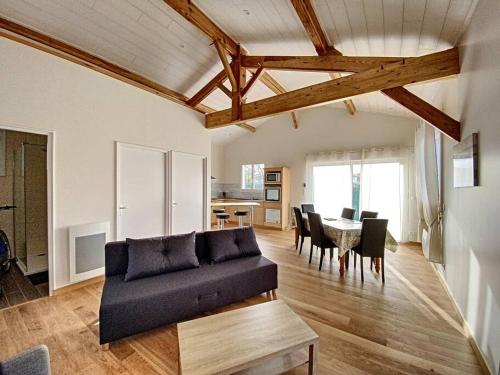 un salon avec un canapé et une table dans l'établissement Maison la teste, à La Teste-de-Buch