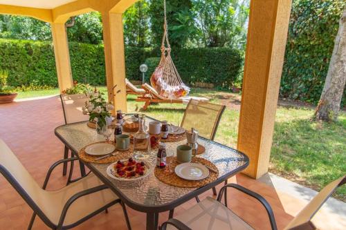 - une table avec de la nourriture sur la terrasse dans l'établissement Villetta Leccino Home tra Collina e Mare by Yohome, à Fiorenzuola di Focara