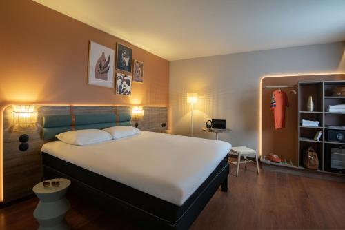 コゴランにあるibis Golfe de Saint-Tropezのベッドルーム1室(白い大型ベッド1台付)