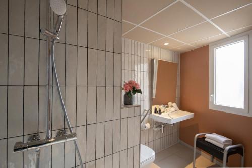 y baño con ducha y lavamanos. en ibis Golfe de Saint-Tropez, en Cogolin