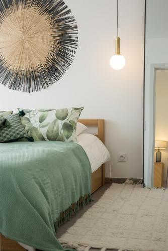 - une chambre avec un lit vert et un miroir dans l'établissement Domaine d'Arca-Porto-Vecchio-T2-2 personnes- Hugo 6, à Porto-Vecchio