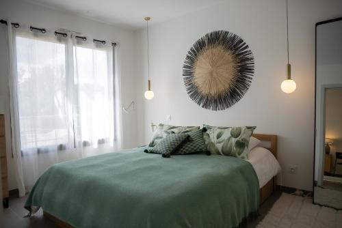 une chambre avec un lit et un miroir au mur dans l'établissement Domaine d'Arca-Porto-Vecchio-T2-2 personnes- Hugo 6, à Porto-Vecchio