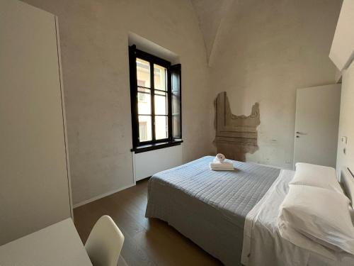 マントヴァにあるLe Residenze di Mantovaのベッドルーム(ベッド1台、窓付)