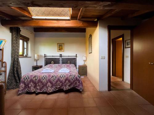 um quarto com uma cama com uma colcha roxa em Country House tra lago e mare a Sud di Roma em Campoleone