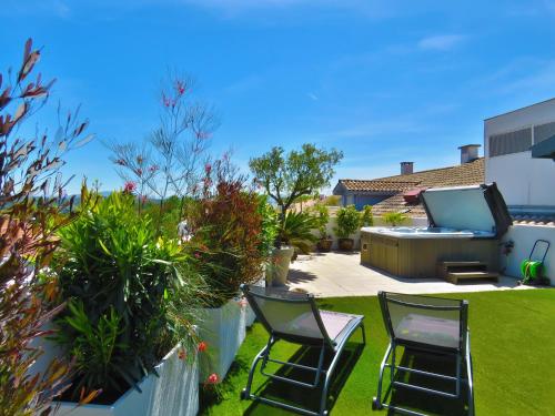 Фотография из галереи L'OASIS - Loft standing - Terrasse Rooftop - Jacuzzi Spa - Parking в городе Байонна