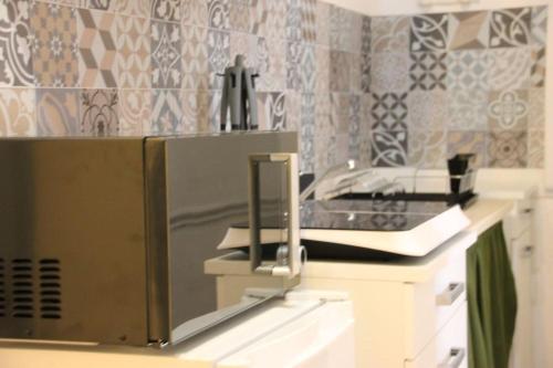 eine Mikrowelle auf einer Küchentheke in der Unterkunft Logement au coeur d'un haras avec accès à l'étang 