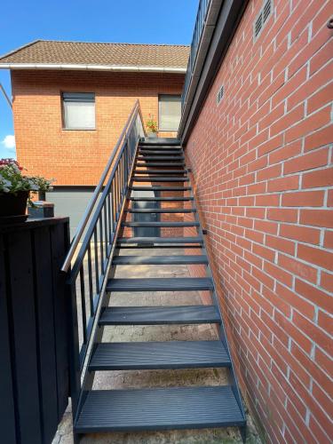 una escalera que conduce a un edificio de ladrillo en Ferienwohnung Moncho, en Hagenburg