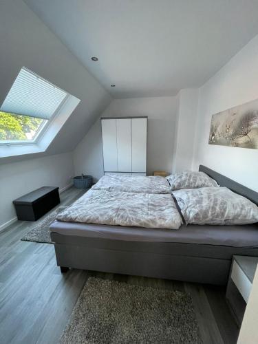 - une chambre mansardée avec un grand lit dans l'établissement Ferienwohnung Moncho, à Hagenburg