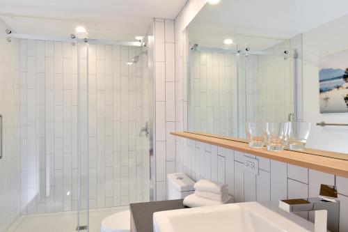 W łazience znajduje się umywalka i prysznic. w obiekcie Destination Owl's Head - Mtn Haus w mieście Mansonville