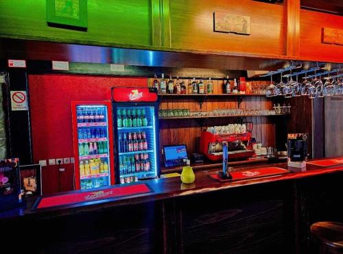 a bar in a restaurant with a drink cooler at Hostel Bermuda in Lesce
