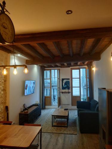 un salon avec un canapé et une table dans l'établissement Carré des Halles Centre Historique, à Bayonne