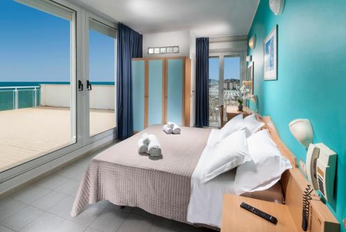 1 dormitorio con 1 cama y balcón en Hotel International, en Misano Adriatico