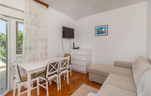 Beautiful Apartment In Dramalj With Wifi