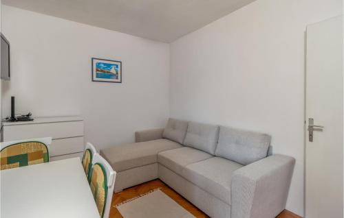 Beautiful Apartment In Dramalj With Wifi