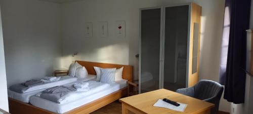 Dormitorio pequeño con cama y mesa en Weingut Fehres, en Brauneberg