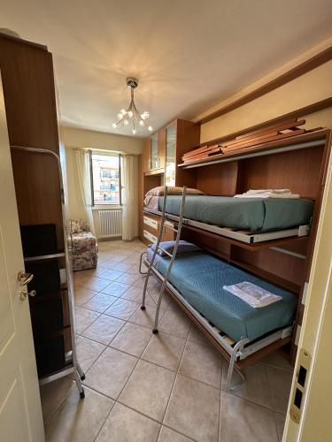 - une chambre avec 2 lits superposés dans l'établissement CASA CELESTE, à Bordighera