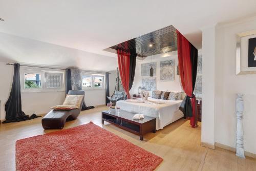 1 dormitorio con cama blanca y alfombra roja en Zen Village Rosa, en Fernao Ferro