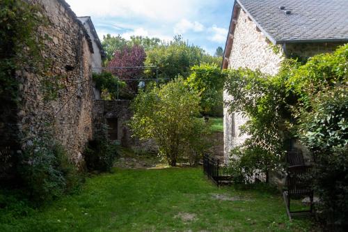 Taman di luar Gites de la Bastide, 30750 Trèves
