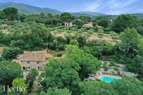 an aerial view of a estate with a swimming pool at Mas du Rocher I Electio in Puget
