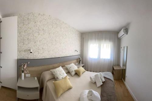 a bedroom with a large white bed with pillows at Vivienda Vista Mayor 3 dorm íntegro in La Guardia